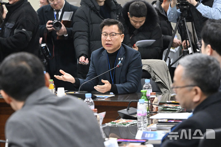 [무안=뉴시스] 이영주 기자 = 이양수 12.29 여객기 참사 진상규명을 위한 국정조사특별위원장이 20일 오전 전남 무안국제공항에서 현장 조사에 나서기 전 같은 특위 의원들을 향해 적극 조사를 당부하고 있다. 2026.01.20. leeyj2578@newsis.com