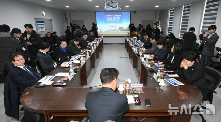 [무안=뉴시스] 이영주 기자 = 12.29 여객기 참사 진상규명을 위한 국정조사특별위원회가 20일 오전 전남 무안국제공항에서 현장조사 일정 개시 전 개괄 브리핑을 준비하고 있다. 2026.01.20. leeyj2578@newsis.com