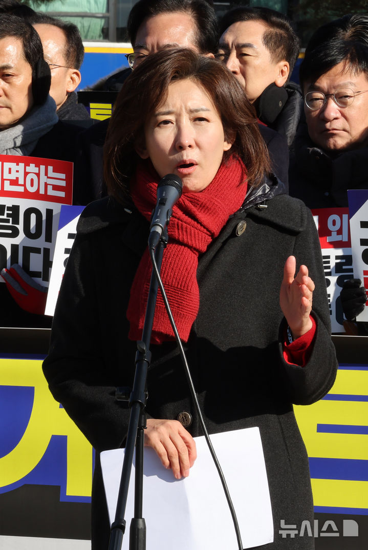 [서울=뉴시스] 배훈식 기자 = 나경원 국민의힘 의원이 20일 오전 서울 종로구 청와대 앞 분수대에서 통일교 게이트, 공천 뇌물 특검 즉각 수용 촉구 발언을 하고 있다. 2026.01.20. dahora83@newsis.com