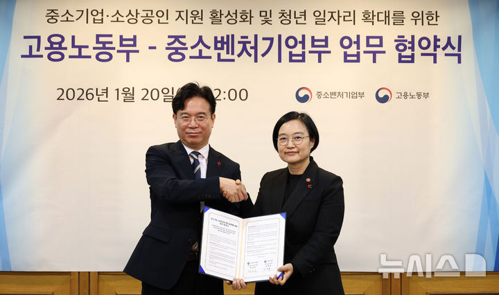 [서울=뉴시스] 김선웅 기자 = 김영훈(왼쪽) 고용노동부 장관과 한성숙 중소벤처기업부 장관이 20일 서울 종로구 정부서울청사에서 중소기업·소상공인 지원 활성화 및 청년 일자리 확대를 위한 고용노동부-중소벤처기업부 업무협약을 체결하고 있다. (공동취재) 2026.01.20. photo@newsis.com