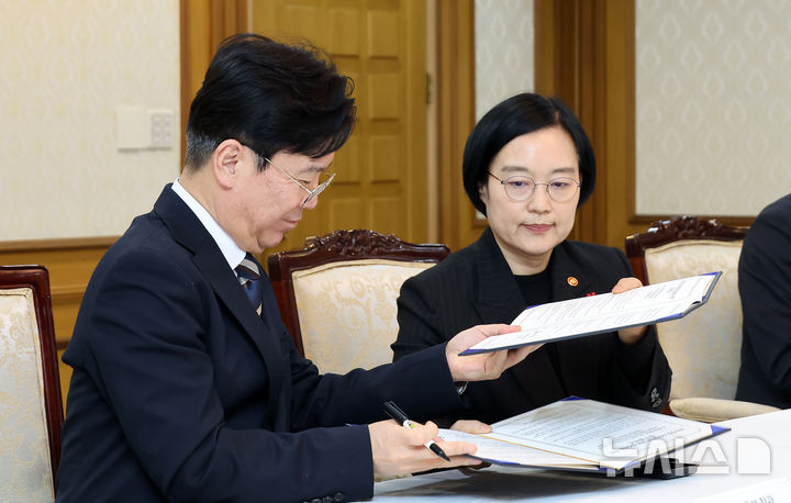 [서울=뉴시스] 김선웅 기자 = 김영훈(왼쪽) 고용노동부 장관과 한성숙 중소벤처기업부 장관이 20일 서울 종로구 정부서울청사에서 중소기업·소상공인 지원 활성화 및 청년 일자리 확대를 위한 고용노동부-중소벤처기업부 업무협약을 체결하고 있다. (공동취재) 2026.01.20. photo@newsis.com
