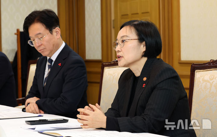 [서울=뉴시스] 김선웅 기자 = 한성숙 중소벤처기업부 장관이 지난 1월 20일 서울 종로구 정부서울청사에서 열린 중소기업·소상공인 지원 활성화 및 청년 일자리 확대를 위한 고용노동부-중소벤처기업부 업무협약식에서 인사말을 하고 있다. (공동취재. 사진은 기사와 직접 관련이 없습니다.) 2026.04.08. photo@newsis.com