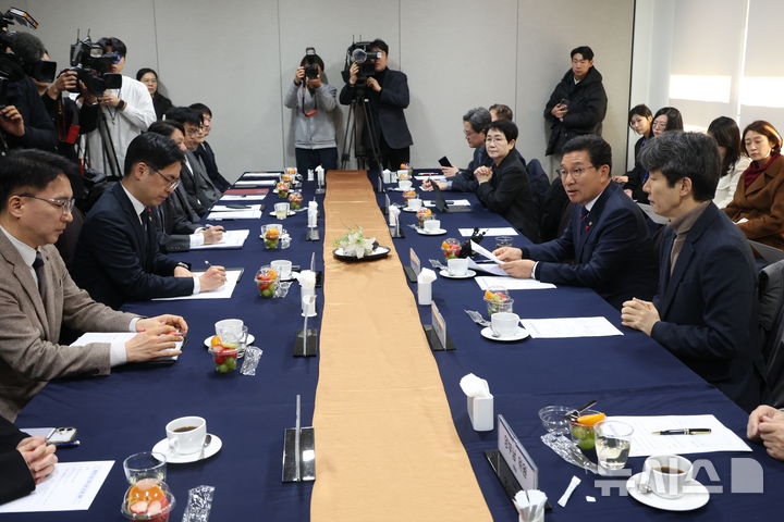 [서울=뉴시스] 조성봉 기자 = 신정훈 국회 행안위 위원장이 20일 오후 서울 여의도 국회에서 열린 ‘행정통합 관련, 행안부의 민주당 행안위 보고’ 행사에서 발언을 하고 있다.2026.01.20. suncho21@newsis.com