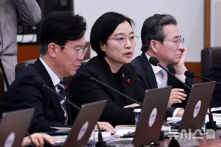 [서울=뉴시스] 고범준 기자 = 한성숙 중소벤처기업부 장관이 20일 청와대에서 열린 국무회의에서 발언하고 있다. 2026.01.20. bjko@newsis.com