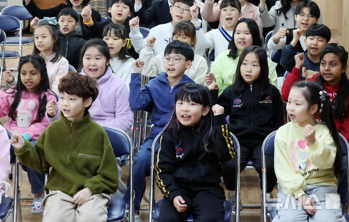 [부산=뉴시스] 하경민 기자 = 부산 사상구 괘법초등학교가 저출산, 학령인구 감소 등으로 인근 학교와 통·폐합이 확정된 가운데 20일 학교 강당에서 열린 이별식에 참석한 학생들이 추억의영상을 함께 시청하고 있다. 1982년 3월5일 28학급(학생 1261명)으로 개교한 괘법초는 지난해 전교생 52명의 소규모 학교로 운영, 인근 감전초등학교와 통·폐합이 확정됐다. 괘법초를 비롯해 올해 부산에서 통·폐합되는 초등학교는 영도구 봉삼초 및 신선초 등 총 3곳이다. 2026.01.20. yulnetphoto@newsis.com
