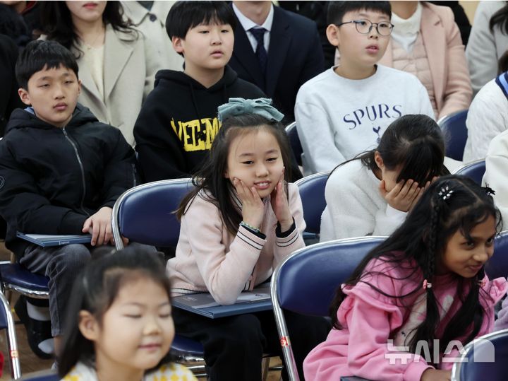 [부산=뉴시스] 하경민 기자 = 부산 사상구 괘법초등학교가 저출산, 학령인구 감소 등으로 인근 학교와 통·폐합이 확정된 가운데 20일 학교 강당에서 열린 이별식에 참석한 학생들이 추억의영상을 함께 시청하고 있다. 1982년 3월5일 28학급(학생 1261명)으로 개교한 괘법초는 지난해 전교생 52명의 소규모 학교로 운영, 인근 감전초등학교와 통·폐합이 확정됐다. 괘법초를 비롯해 올해 부산에서 통·폐합되는 초등학교는 영도구 봉삼초 및 신선초 등 총 3곳이다. 2026.01.20. yulnetphoto@newsis.com