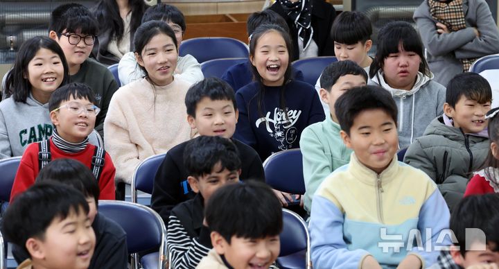 [부산=뉴시스] 하경민 기자 = 부산 사상구 괘법초등학교가 저출산, 학령인구 감소 등으로 인근 학교와 통·폐합이 확정된 가운데 20일 학교 강당에서 열린 이별식에 참석한 학생들이 추억의영상을 함께 시청하고 있다. 1982년 3월5일 28학급(학생 1261명)으로 개교한 괘법초는 지난해 전교생 52명의 소규모 학교로 운영, 인근 감전초등학교와 통·폐합이 확정됐다. 괘법초를 비롯해 올해 부산에서 통·폐합되는 초등학교는 영도구 봉삼초 및 신선초 등 총 3곳이다. 2026.01.20. yulnetphoto@newsis.com