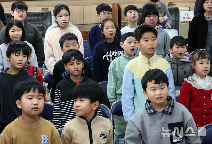 [부산=뉴시스] 하경민 기자 = 부산 사상구 괘법초등학교가 저출산, 학령인구 감소 등으로 인근 학교와 통·폐합이 확정된 가운데 20일 학교 강당에서 열린 이별식에 참석한 학생들이 추억의영상을 함께 시청하고 있다. 1982년 3월5일 28학급(학생 1261명)으로 개교한 괘법초는 지난해 전교생 52명의 소규모 학교로 운영, 인근 감전초등학교와 통·폐합이 확정됐다. 괘법초를 비롯해 올해 부산에서 통·폐합되는 초등학교는 영도구 봉삼초 및 신선초 등 총 3곳이다. 2026.01.20. yulnetphoto@newsis.com [부산=뉴시스] 하경민 기자 = 부산 사상구 괘법초등학교가 저출산, 학령인구 감소 등으로 인근 학교와 통·폐합이 확정된 가운데 20일 학교 강당에서 열린 이별식에 참석한 학생들이 마지막으로 교가를 합창하고 있다.&nbsp; 1982년 3월5일 28학급(학생 1261명)으로 개교한 괘법초는 지난해 전교생 52명의 소규모 학교로 운영, 인근 감전초등학교와 통·폐합이 확정됐다. 괘법초를 비롯해 올해 부산에서 통·폐합되는 초등학교는 영도구 봉삼초 및 신선초 등 총 3곳이다. 2026.01.20. yulnetphoto@newsis.com