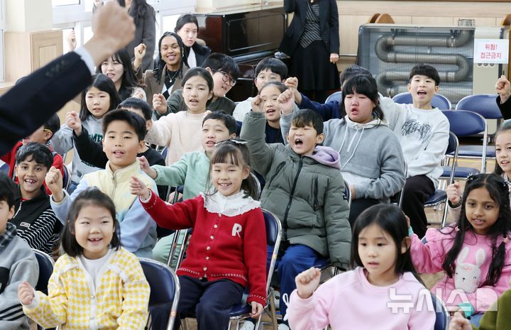 [부산=뉴시스] 하경민 기자 = 부산 사상구 괘법초등학교가 저출산, 학령인구 감소 등으로 인근 학교와 통·폐합이 확정된 가운데 20일 학교 강당에서 열린 이별식에 참석한 학생들이 함께 파이팅을 외치고 있다. 1982년 3월5일 28학급(학생 1261명)으로 개교한 괘법초는 지난해 전교생 52명의 소규모 학교로 운영, 인근 감전초등학교와 통·폐합이 확정됐다. 괘법초를 비롯해 올해 부산에서 통·폐합되는 초등학교는 영도구 봉삼초 및 신선초 등 총 3곳이다. 2026.01.20. yulnetphoto@newsis.com