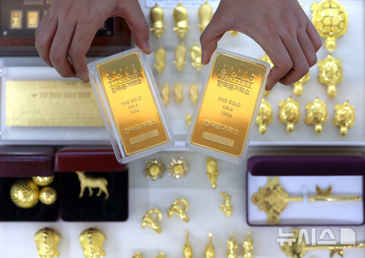 [서울=뉴시스] 조성우 기자 = 20일 오후 서울 종로구 한국금거래소에서 직원이 골드바를 내보이고 있다.&nbsp; 미국 동부시간 기준 지난 19일 국제 금값이 장중 한때 온스당 4698달러로 사상 최고치를 기록했다. 같은 날 국제 은 가격도 장중 온스당 94.705달러까지 오르며 사상 최고치를 경신했다. 2026.01.20. xconfind@newsis.com