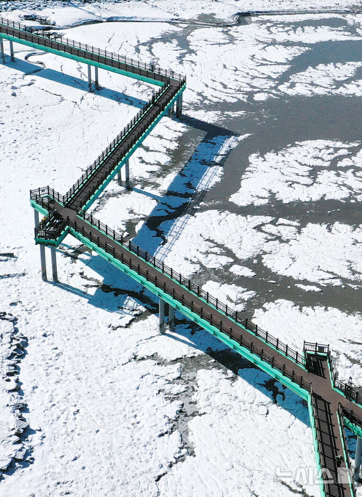 [화성=뉴시스] 김종택 기자 = 절기상 대한(大寒)인 20일 경기 화성시 궁평항 일대 바닷가에 얼음이 얼어있다.기상청에 따르면 이번 주 내내 영하 10도 아래의 한파가 이어질 것으로 예상된다. 2026.01.20. jtk@newsis.com