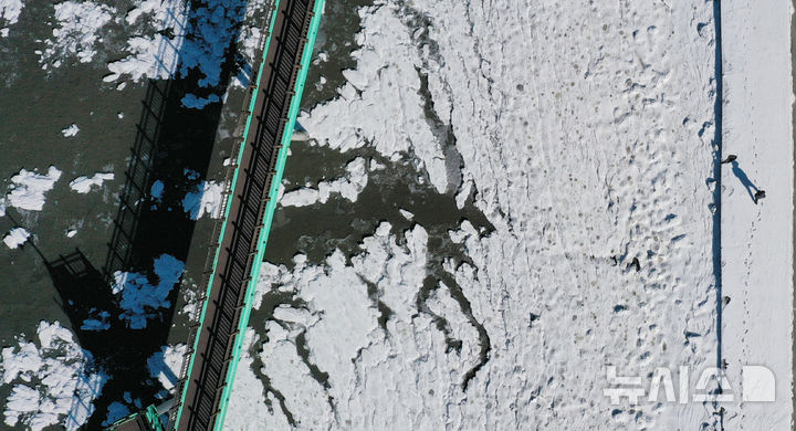 [화성=뉴시스] 김종택 기자 = 절기상 대한(大寒)인 20일 경기 화성시 궁평항 일대 바닷가에 얼음이 얼어있다.기상청에 따르면 이번 주 내내 영하 10도 아래의 한파가 이어질 것으로 예상된다. 2026.01.20. jtk@newsis.com