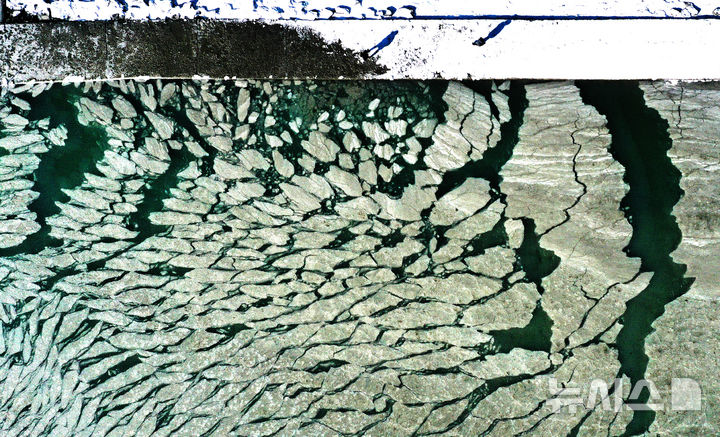 [화성=뉴시스] 김종택 기자 = 절기상 대한(大寒)인 20일 경기 화성시 궁평항 일대 바닷가에 얼음이 얼어있다. 기상청에 따르면 이번 주 내내 영하 10도 아래의 한파가 이어질 것으로 예상된다. 2026.01.20. jtk@newsis.com