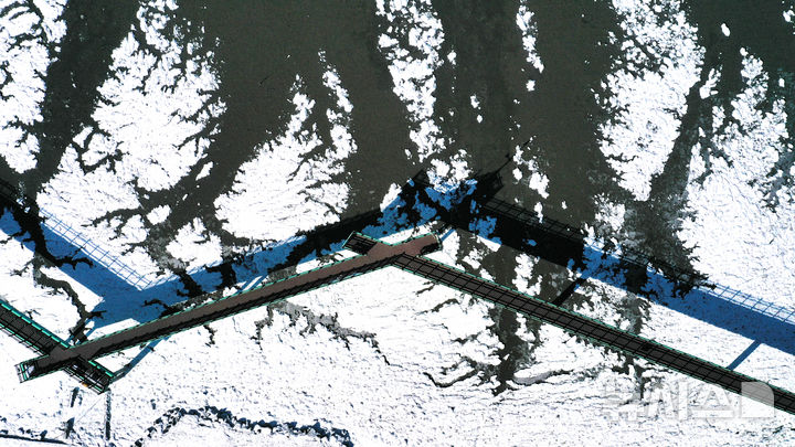 [화성=뉴시스] 김종택 기자 = 절기상 대한(大寒)인 20일 경기 화성시 궁평항 일대 바닷가에 얼음이 얼어있다.기상청에 따르면 이번 주 내내 영하 10도 아래의 한파가 이어질 것으로 예상된다. 2026.01.20. jtk@newsis.com