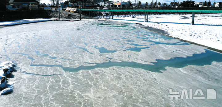 [화성=뉴시스] 김종택 기자 = 절기상 대한(大寒)인 20일 경기 화성시 궁평항 일대 바닷가에 얼음이 얼어있다.기상청에 따르면 이번 주 내내 영하 10도 아래의 한파가 이어질 것으로 예상된다. 2026.01.20. jtk@newsis.com