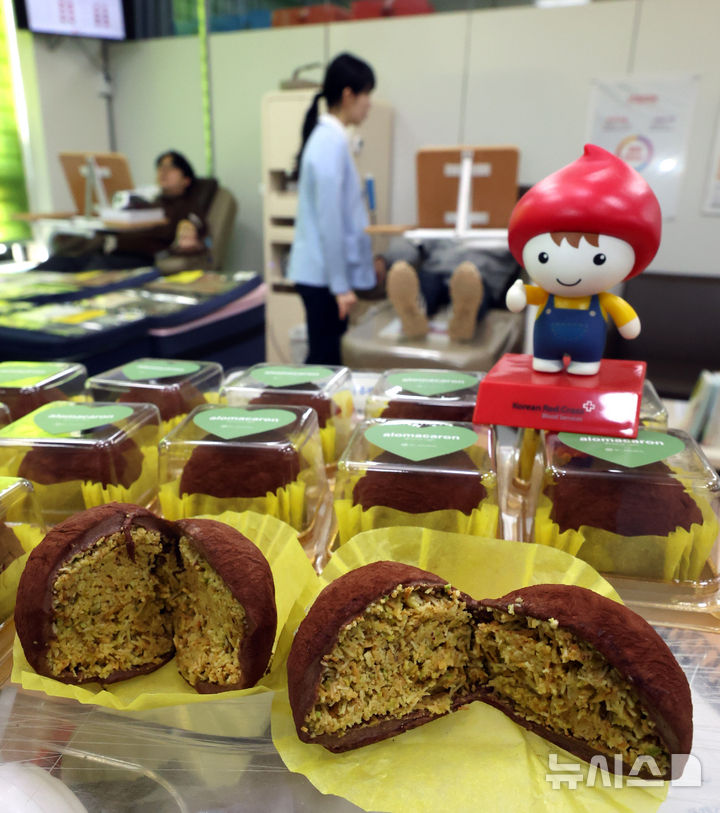 [인천=뉴시스] 전진환 기자 = 20일 오전 인천 연수구 대한적십자사 인천혈액원내 헌혈의 집에 전혈·혈소판 헌혈자에게 증정할 '두쫀쿠(두바이쫀득쿠키)'가 놓여 있다. 겨울방학과 독감 유행으로 헌혈이 감소하는 가운데 대한적십자사 인천혈액원은 헌혈자의 만족도를 높이기 위해 이번 행사를 마련했다고 설명했다. 2026.01.20. amin2@newsis.com