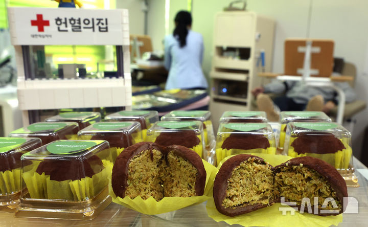 [인천=뉴시스] 전진환 기자 = 20일 오전 인천 연수구 대한적십자사 인천혈액원내 헌혈의 집에 전혈·혈소판 헌혈자에게 증정할 '두쫀쿠(두바이쫀득쿠키)'가 놓여 있다. 겨울방학과 독감 유행으로 헌혈이 감소하는 가운데 대한적십자사 인천혈액원은 헌혈자의 만족도를 높이기 위해 이번 행사를 마련했다고 설명했다. 2026.01.20. amin2@newsis.com