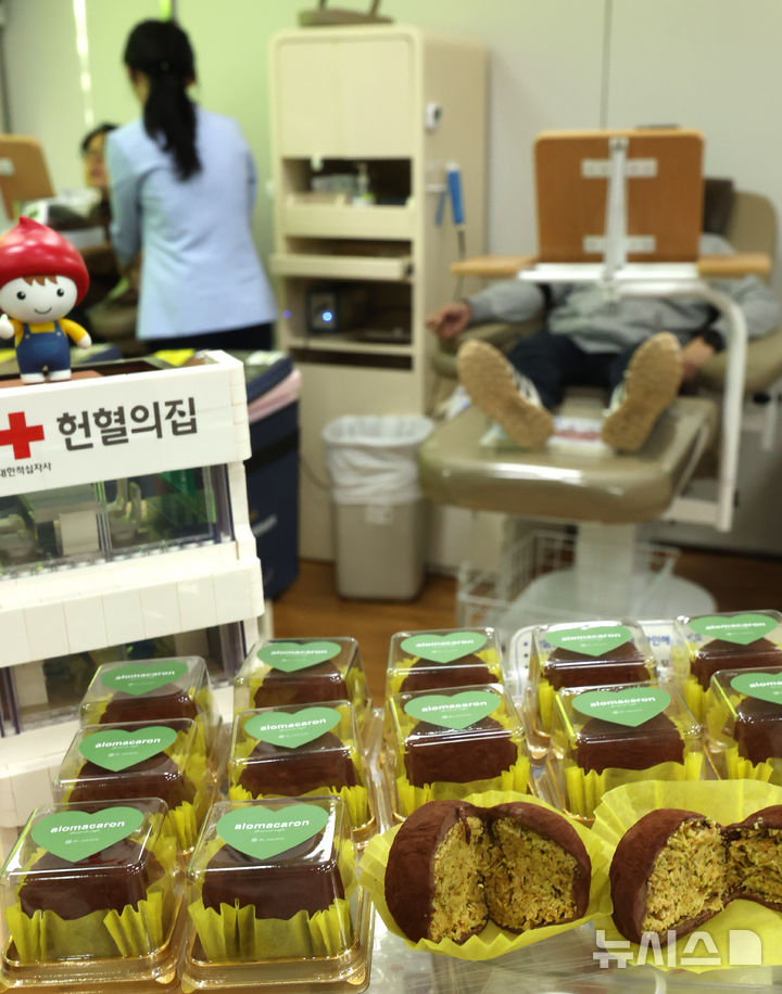 [인천=뉴시스] 전진환 기자 = 20일 오전 인천 연수구 대한적십자사 인천혈액원내 헌혈의 집에 전혈·혈소판 헌혈자에게 증정할 '두쫀쿠(두바이쫀득쿠키)'가 놓여 있다. 겨울방학과 독감 유행으로 헌혈이 감소하는 가운데 대한적십자사 인천혈액원은 헌혈자의 만족도를 높이기 위해 이번 행사를 마련했다고 설명했다. 2026.01.20. amin2@newsis.com