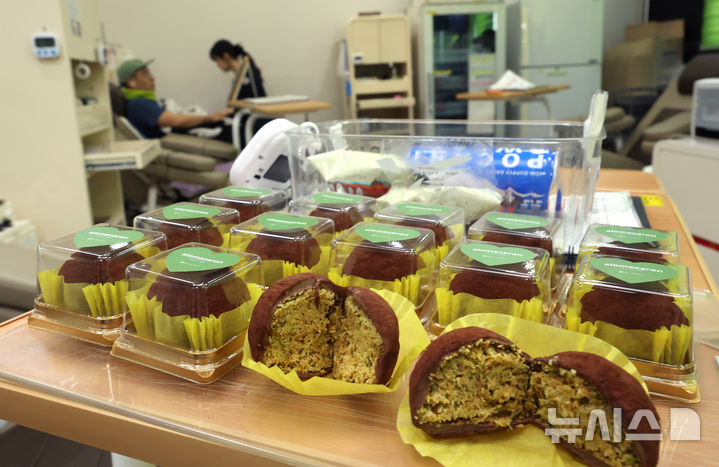 [인천=뉴시스] 전진환 기자 = 20일 오전 인천 연수구 대한적십자사 인천혈액원내 헌혈의 집에 전혈·혈소판 헌혈자에게 증정할 '두쫀쿠(두바이쫀득쿠키)'가 놓여 있다. 겨울방학과 독감 유행으로 헌혈이 감소하는 가운데 대한적십자사 인천혈액원은 헌혈자의 만족도를 높이기 위해 이번 행사를 마련했다고 설명했다. 2026.01.20. amin2@newsis.com