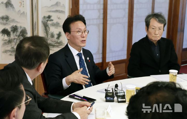 [서울=뉴시스] 김선웅 기자 = 김민석 국무총리가 20일 서울 종로구 삼청동 총리공관에서 연극인들과 간담회를 하고 있다. (공동취재) 2026.01.20. photo@newsis.com