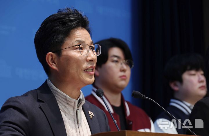 [서울=뉴시스] 조성봉 기자 = 정을호 더불어민주당 의원이 20일 오후 서울 여의도 국회 소통관에서 열린 2026학년도 등록금 인상 계획 중단 및 재검토 요구 한국대학총학생회공동포럼 기자회견에서 발언을 하고 있다. 2026.01.20. suncho21@newsis.com