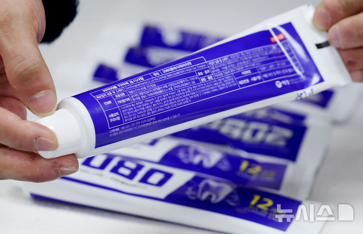 [서울=뉴시스] 김진아 기자 = 20일 서울 양천구 서울지방식약청 브리핑실에서 열린 애경산업 2080 치약의 트리클로산 검출 관련 브리핑에서 트리클로산이 검출된 수입 제품이 진열돼 있다. 식품의약품안전처는 애경산업이 수입한 2080 치약 6종과 국내 제조 치약 128종을 전수조사한 결과, 수입 제품 870개 제조번호 중 754개(86.6%)에서 최근 국내에서 사용 금지된 물질인 트리클로산이 최대 0.16% 검출됐다고 20일 발표했다. 반면 애경산업이 국내에서 직접 제조한 128종은 모두 불검출로 나타났다. 2026.01.20. bluesoda@newsis.com