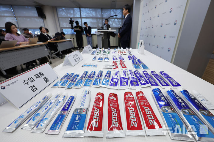 [서울=뉴시스] 김진아 기자 = 20일 서울 양천구 서울지방식약청 브리핑실에서 열린 애경산업 2080 치약의 트리클로산 검출 관련 브리핑에서 트리클로산이 검출된 수입 제품이 진열돼 있다. 식품의약품안전처는 애경산업이 수입한 2080 치약 6종과 국내 제조 치약 128종을 전수조사한 결과, 수입 제품 870개 제조번호 중 754개(86.6%)에서 최근 국내에서 사용 금지된 물질인 트리클로산이 최대 0.16% 검출됐다고 20일 발표했다. 반면 애경산업이 국내에서 직접 제조한 128종은 모두 불검출로 나타났다. 2026.01.20. bluesoda@newsis.com