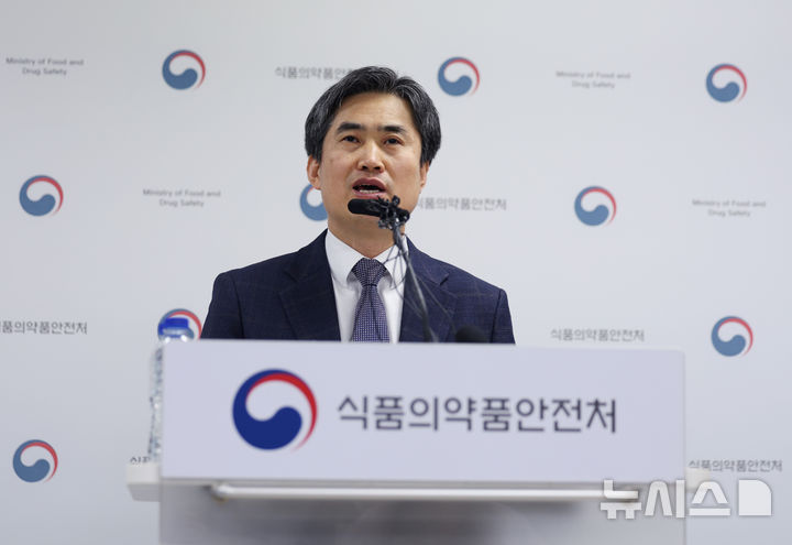 [서울=뉴시스] 김진아 기자 = 신준수 바이오생약국장이 20일 서울 양천구 서울지방식약청 브리핑실에서 애경산업 2080 치약의 트리클로산 검출 관련 브리핑을 하고 있다. 식품의약품안전처는 애경산업이 수입한 2080 치약 6종과 국내 제조 치약 128종을 전수조사한 결과, 수입 제품 870개 제조번호 중 754개(86.6%)에서 최근 국내에서 사용 금지된 물질인 트리클로산이 최대 0.16% 검출됐다고 20일 발표했다. 반면 애경산업이 국내에서 직접 제조한 128종은 모두 불검출로 나타났다. 2026.01.20. bluesoda@newsis.com