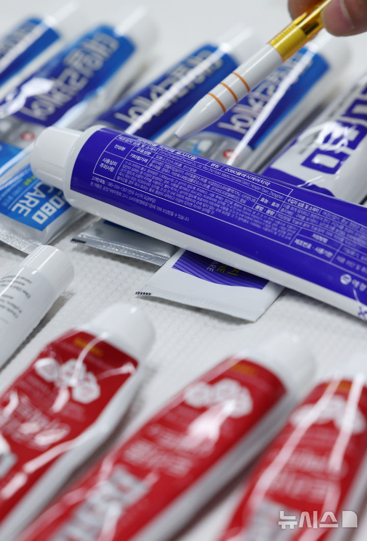 [서울=뉴시스] 김진아 기자 = 20일 서울 양천구 서울지방식약청 브리핑실에서 열린 애경산업 2080 치약의 트리클로산 검출 관련 브리핑에서 트리클로산이 검출된 수입 제품이 진열돼 있다. 식품의약품안전처는 애경산업이 수입한 2080 치약 6종과 국내 제조 치약 128종을 전수조사한 결과, 수입 제품 870개 제조번호 중 754개(86.6%)에서 최근 국내에서 사용 금지된 물질인 트리클로산이 최대 0.16% 검출됐다고 20일 발표했다. 반면 애경산업이 국내에서 직접 제조한 128종은 모두 불검출로 나타났다. 2026.01.20. bluesoda@newsis.com