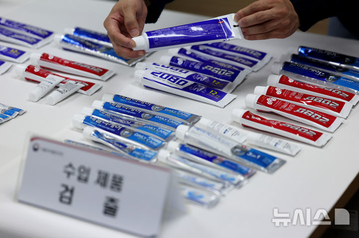 [서울=뉴시스] 김진아 기자 = 20일 서울 양천구 서울지방식약청 브리핑실에서 열린 애경산업 2080 치약의 트리클로산 검출 관련 브리핑에서 트리클로산이 검출된 수입 제품이 진열돼 있다. 식품의약품안전처는 애경산업이 수입한 2080 치약 6종과 국내 제조 치약 128종을 전수조사한 결과, 수입 제품 870개 제조번호 중 754개(86.6%)에서 최근 국내에서 사용 금지된 물질인 트리클로산이 최대 0.16% 검출됐다고 20일 발표했다. 반면 애경산업이 국내에서 직접 제조한 128종은 모두 불검출로 나타났다. 2026.01.20. bluesoda@newsis.com