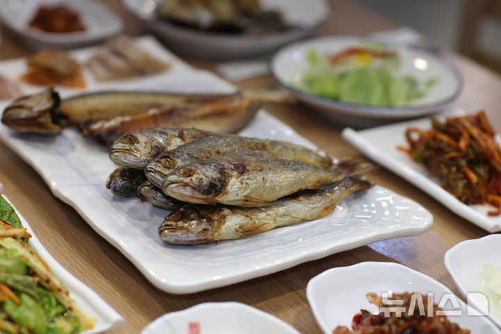 [영광=뉴시스] 밥상에 오른 기름진 영광굴비. (사진=영광군 제공) photo@newsis.com