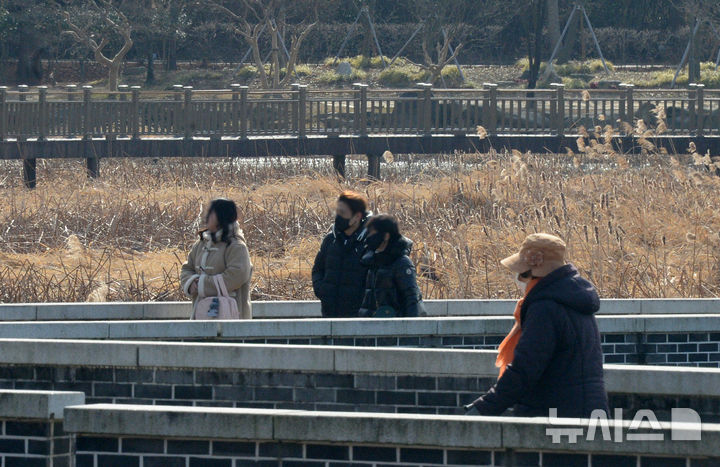 [전주=뉴시스] 김얼 기자 = 전북 전주시 전주덕진공원에서 두꺼운 외투를 입은 시민들이 산책을 하고 있다. 2026.01.20. pmkeul@newsis.com