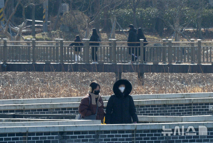 [전주=뉴시스] 김얼 기자 = 24절기 중 마지막 절기인 대한(大寒)을 맞이한 20일 전북 전주시 전주덕진공원에서 두꺼운 외투를 입은 시민들이 산책을 하고 있다. 2026.01.20. pmkeul@newsis.com