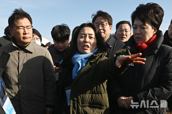 [무안=뉴시스] 이영주 기자 = 김유진 12·29 제주항공 무안공항 여객기 참사 유가족 협의회 대표가 20일 오후 전남 무안국제공항에서 열린 12·29 여객기 참사 진상규명을 위한 국정조사특별위원회의 현장 조사 도중 국토교통부 항공철도사고조사위원회가 공항 활주로에 널브러진 유류품을 유족 의견 없이 치웠다면서 항의하고 있다.2026.01.20. leeyj2578@newsis.com