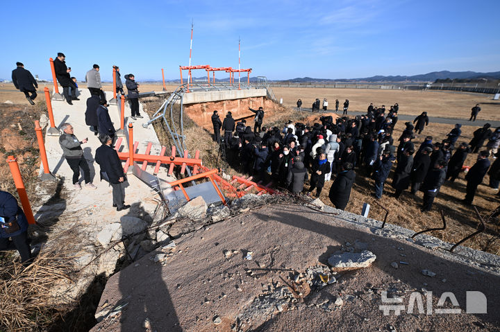 [무안=뉴시스] 이영주 기자 = 12·29 여객기 참사 진상규명을 위한 국정조사특별위원회가 20일 오후 전남 무안국제공항 활주로에서 활주로 끝에 설치된 콘크리트 둔덕(로컬라이저)을 살피고 있다. 2026.01.20. leeyj2578@newsis.com