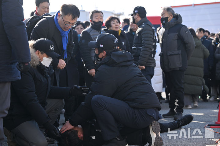 [무안=뉴시스] 이영주 기자 = 이승열 항공철도사고조사위원회 사고조사단장(아래)이 20일 오후 전남 무안국제공항에서 열린 12·29 여객기 참사 진상규명을 위한 국정조사특별위원회의 현장 조사 브리핑 도중 격앙된 유가족에 의해 밀려 넘어진 뒤 구호조치를 받고 있다. 2026.01.20. leeyj2578@newsis.com