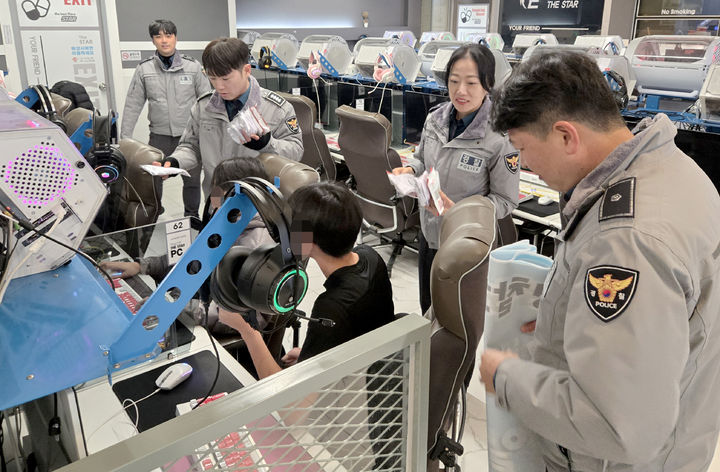 [광주=뉴시스] 광주 남부경찰서·광주시자치경찰위원회 청소년 범죄 및 일탈 예방 '찾아가는 PC방 특강' 운영. (사진=광주 남부경찰서 제공). photo@newsis.com *재판매 및 DB 금지