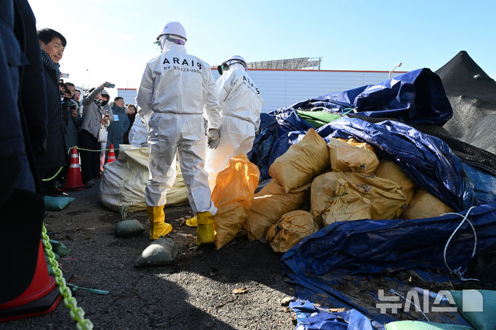 [무안=뉴시스] 이영주 기자 = 20일 오후 전남 무안국제공항에서 열린 12·29 여객기 참사 진상규명을 위한 국정조사특별위원회의 현장 조사 도중 항공철도사고조사위원회(사조위)가 별도 보관 중이던 참사 유류품과 여객기 잔해물을 들어보이고 있다. 유족들은 사조위가 유류품 등을 사실상 방치해두고 있다며 반발하고 있다. 2026.01.20. leeyj2578@newsis.com