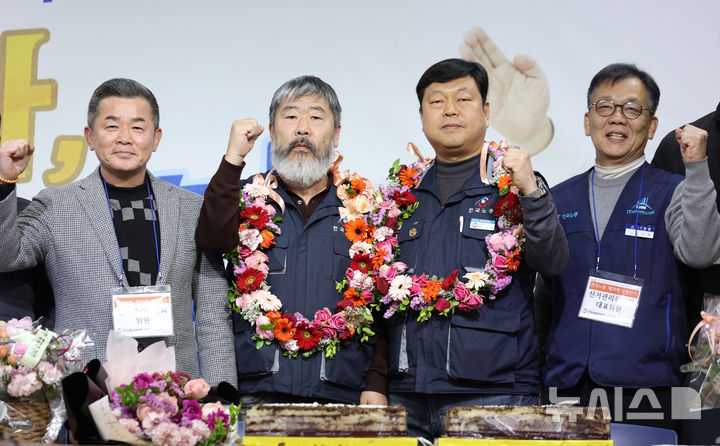 [서울=뉴시스] 김진아 기자 = 29대 한국노동조합총연맹(한국노총) 위원장과 사무총장으로 당선된 김동명(왼쪽 두번째부터) 한국노총 위원장과 류기섭 사무총장이 20일 한국노총 대회의실에서 당선증을 전달받은 후 기념 촬영하고 있다. 2026.01.20. bluesoda@newsis.com