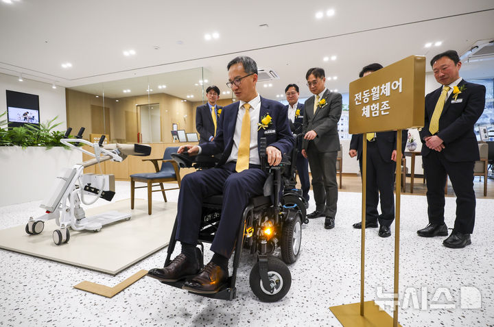 [서울=뉴시스] 정병혁 기자 = 정문철 KB라이프 사장이 지난달 20일 서울 강남구 KB라이프타워에서 열린 KB골든라이프 플래그십 센터 개소식에서 요양 상담과 연계한 돌봄 서비스 및 시니어를 위한 최신 기술을 직접 체험할 수 있는 에이지테크랩을 둘러보며 전동휠체어 체험을 하고 있다. 2026.01.20. jhope@newsis.com