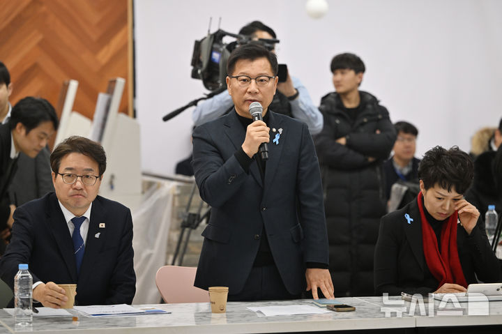 [무안=뉴시스] 이영주 기자 = 이양수 12·29 여객기 참사 진상규명을 위한 국정조사특별위원회 위원장이 20일 오후 전남 무안국제공항에서 열린 특위 국정조사 유가족 간담회에서 모두발언하고 있다. 2026.01.20. leeyj2578@newsis.com