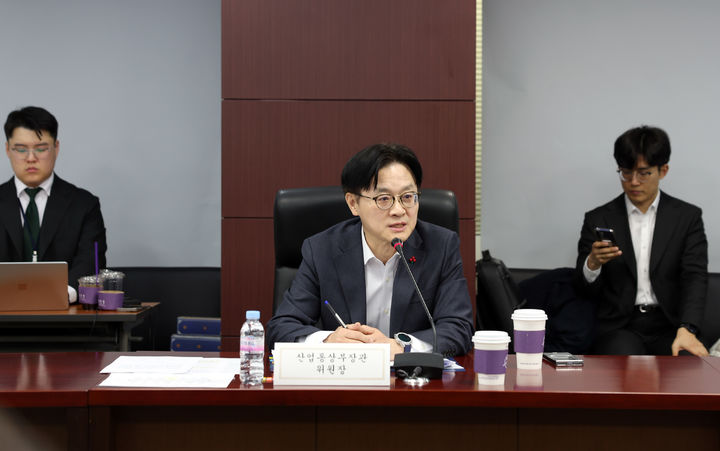 [서울=뉴시스] 김정관 산업통상부 장관이 20일 서울 종로구 한국무역보험공사에서 미국의 무역확장법 제232조 조치 등 핵심광물의 공급망 관련 논의 동향에 공동 대응을 위해 열린 '제2차 자원안보협의회'를 주재하고 있다. (사진=산업통상부 제공) 2026.01.20. photo@newsis.com *재판매 및 DB 금지