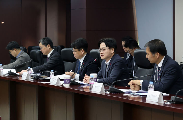 [서울=뉴시스] 김정관 산업통상부 장관이 20일 서울 종로구 한국무역보험공사에서 미국의 무역확장법 제232조 조치 등 핵심광물의 공급망 관련 논의 동향에 공동 대응을 위해 열린 '제2차 자원안보협의회'를 주재하고 있다. (사진=산업통상부 제공) 2026.01.20. photo@newsis.com *재판매 및 DB 금지