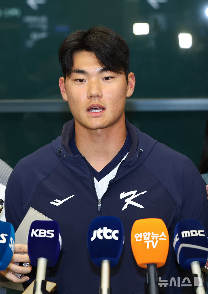 [인천공항=뉴시스] 황준선 기자 = 2026 월드 베이스볼 클래식(WBC)에 출전하는 대한민국 야구 국가대표팀 김주원이 20일 밤 사이판에서 전지훈련을 마치고 인천국제공항 1터미널을 통해 귀국해 취재진과 인터뷰 하고 있다. 2026.01.20. hwang@newsis.com