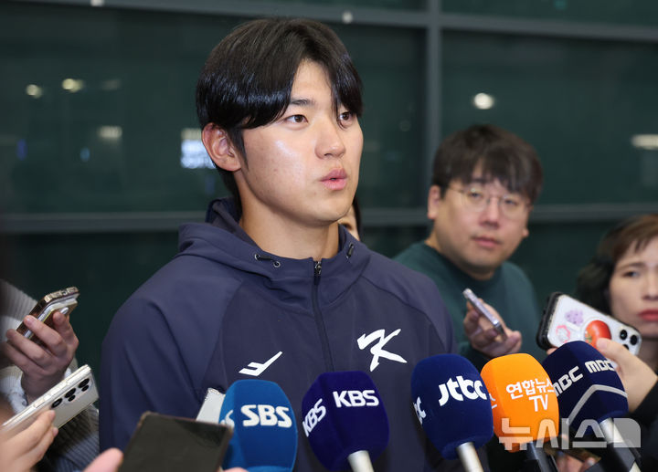 [인천공항=뉴시스] 황준선 기자 = 2026 월드 베이스볼 클래식(WBC)에 출전하는 대한민국 야구 국가대표팀 김도영이 20일 밤 사이판에서 전지훈련을 마치고 인천국제공항 1터미널을 통해 귀국해 취재진과 인터뷰 하고 있다. 2026.01.20. hwang@newsis.com