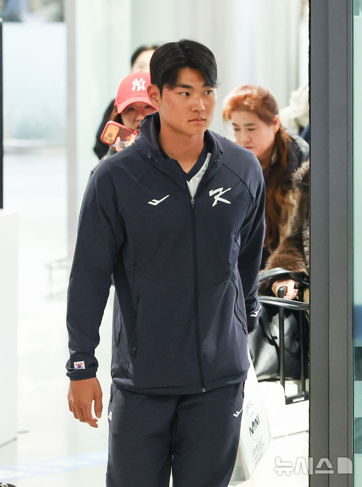 [인천공항=뉴시스] 황준선 기자 = 2026 월드 베이스볼 클래식(WBC)에 출전하는 대한민국 야구 국가대표팀 김주원이 20일 밤 사이판에서 전지훈련을 마치고 인천국제공항 1터미널을 통해 귀국하고 있다. 2026.01.20. hwang@newsis.com