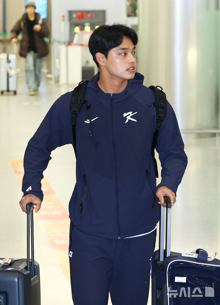 [인천공항=뉴시스] 황준선 기자 = 2026 월드 베이스볼 클래식(WBC)에 출전하는 대한민국 야구 국가대표팀 문동주가 20일 밤 사이판에서 전지훈련을 마치고 인천국제공항 1터미널을 통해 귀국하고 있다. 2026.01.20. hwang@newsis.com