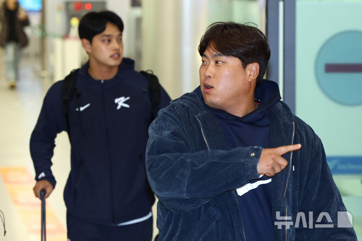 [인천공항=뉴시스] 황준선 기자 = 2026 월드 베이스볼 클래식(WBC)에 출전하는 대한민국 야구 국가대표팀 류현진과 문동주가 20일 밤 사이판에서 전지훈련을 마치고 인천국제공항 1터미널을 통해 귀국하고 있다. 2026.01.20. hwang@newsis.com
