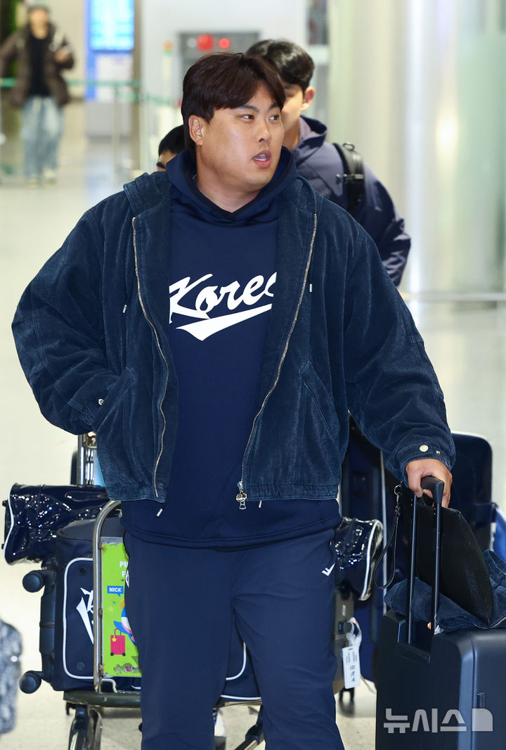 [인천공항=뉴시스] 황준선 기자 = 2026 월드 베이스볼 클래식(WBC)에 출전하는 대한민국 야구 국가대표팀 류현진이 20일 밤 사이판에서 전지훈련을 마치고 인천국제공항 1터미널을 통해 귀국하고 있다. 2026.01.20. hwang@newsis.com