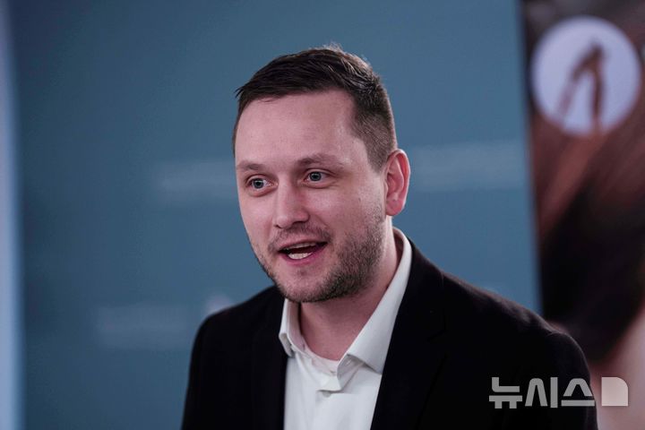 [누크=AP/뉴시스] 옌스 프레데리크 닐슨 그린란드 총리가 20일(현지 시간) 그린란드 수도 누크에서 열린 기자회견에서 기자들과 대화하고 있다. 2026.01.21.